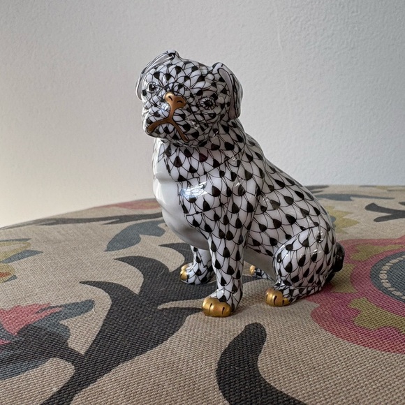 HEREND SITTING PUG FIGURINE Black. Pristine - Picture 2 of 5